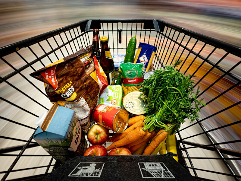 Befüllter Einkaufswagen im Supermarkt