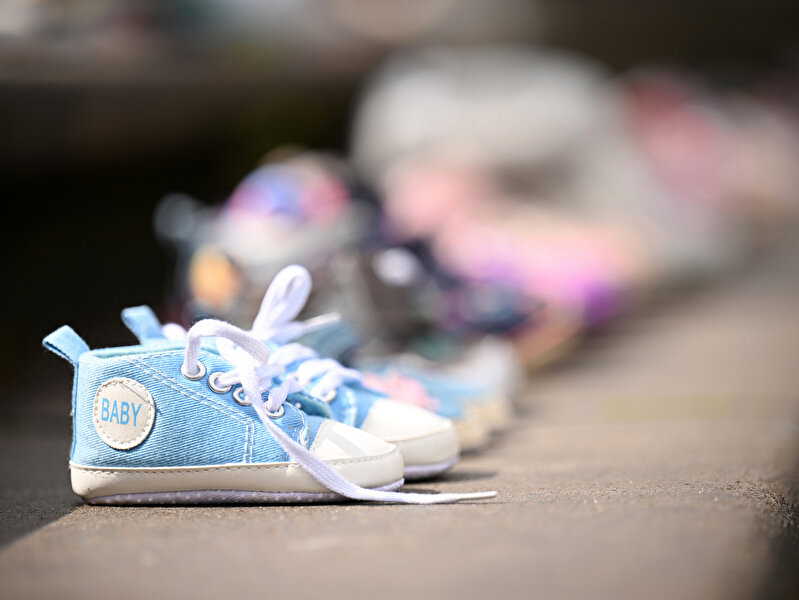 Ein paar Kinderschuhe