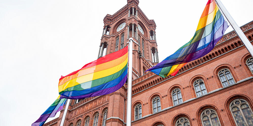 Regenbogenflagge am Roten Rathaus