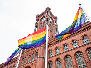 Regenbogenflagge am Roten Rathaus