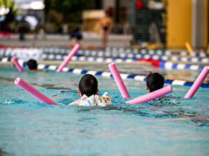 Kostenlose Schwimmkurse für Schüler in den Sommerf