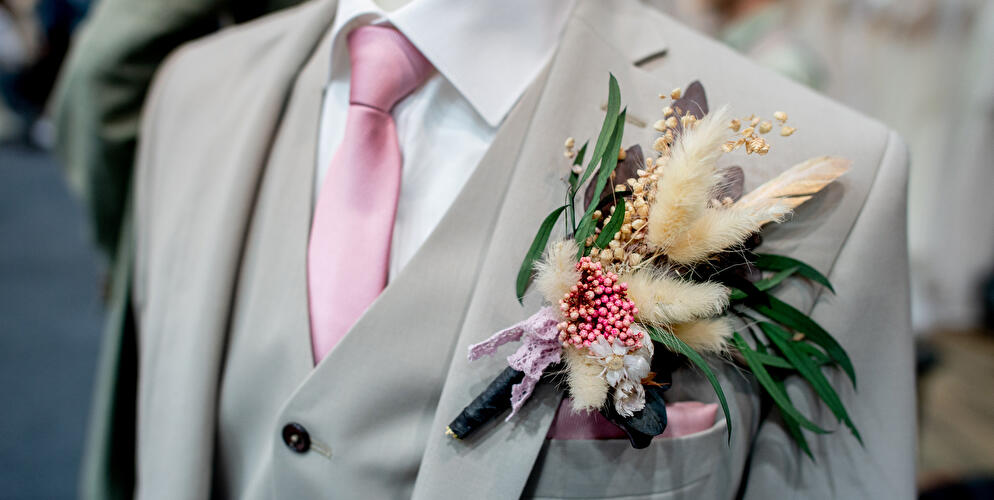 Ein Anzug für einen Bräutigam mit einen angesteckten Blumenschmuck