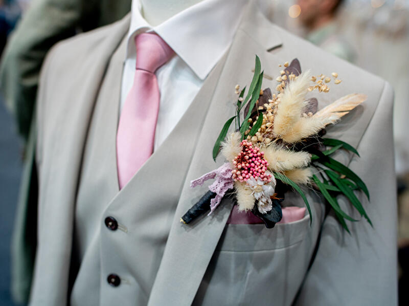 Ein Anzug für einen Bräutigam mit einen angesteckten Blumenschmuck