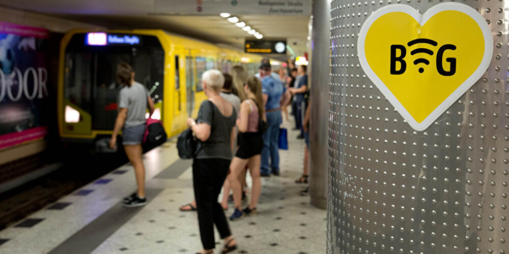 Ein Piktogramm in Form eines Herzes weist auf ein freies WLAN im U-Bahnhof hin.