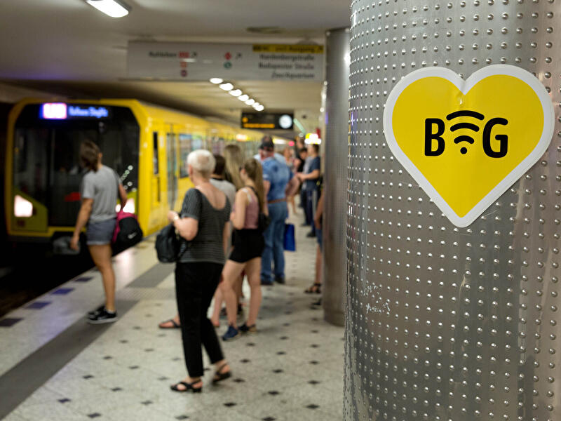 Ein Piktogramm in Form eines Herzes weist auf ein freies WLAN im U-Bahnhof hin.