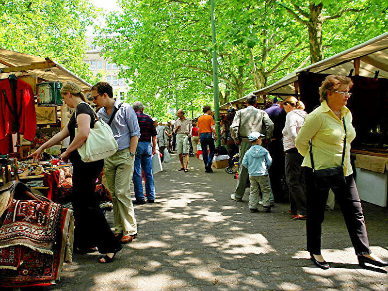 Menschen schlendern über den Flohmarkt am Fehrbelliner Platz