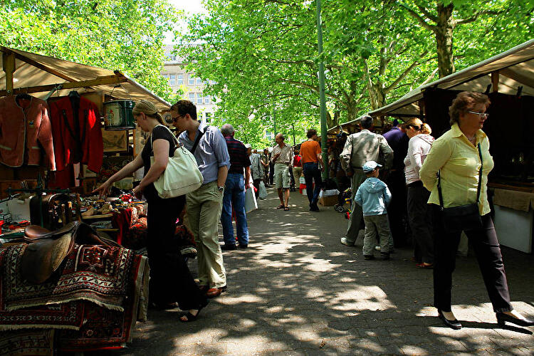 Menschen schlendern über den Flohmarkt am Fehrbelliner Platz