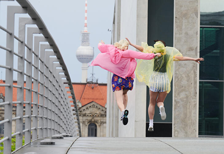 Two women on the Marie Elisabeth Steg