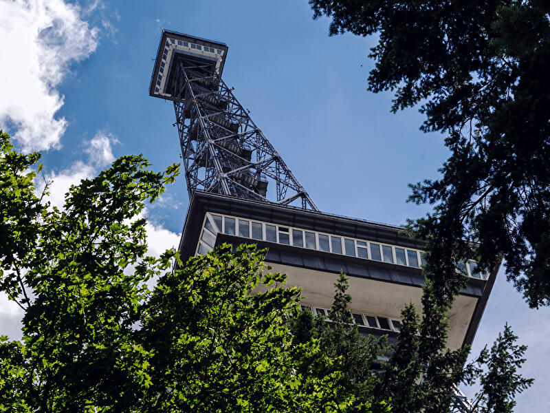 Der Berliner Funkturm von unten fotografiert vor blauem Himmel. 