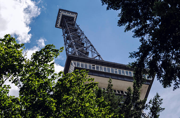 Der Berliner Funkturm von unten fotografiert vor blauem Himmel. 