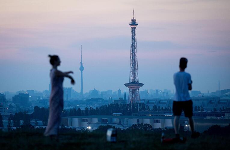 Berliner Funkturm in der Dämmerung vom Drachenberg aus betrachtet. 