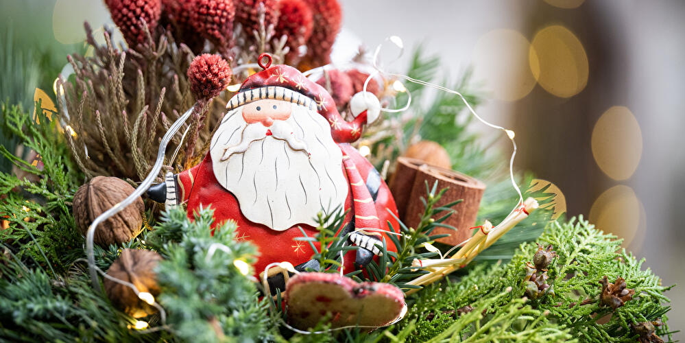 Ein Adventskranz mit einer Nikolausfigur