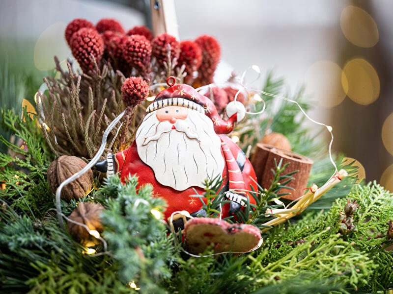 Ein Adventskranz mit einer Nikolausfigur