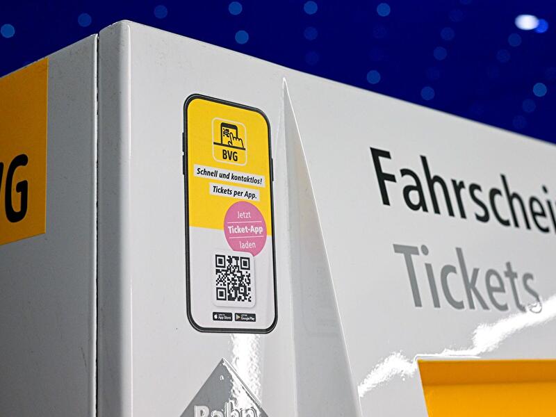 BVG-Ticketautomat mit Hinweis auf den Ticketkauf per App.