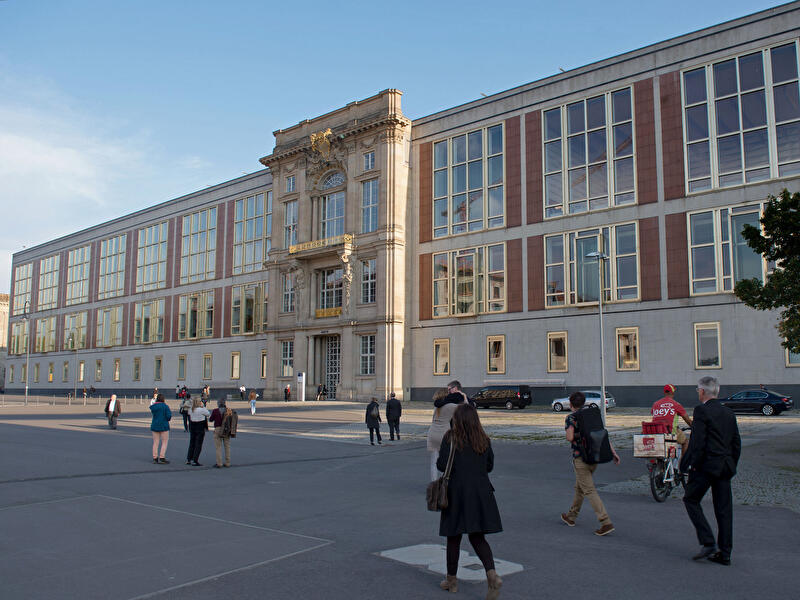 Das Staatsratsgebäude in Berlin mit integriertem historischen Portal des ehemaligen Berliner Schlosses.