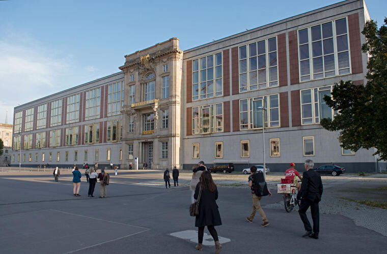 Das Staatsratsgebäude in Berlin mit integriertem historischen Portal des ehemaligen Berliner Schlosses.