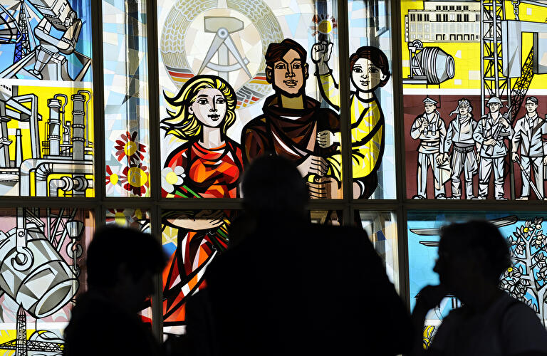Glasbild von Walter Womacka mit dem Titel „Darstellungen aus der Geschichte der deutschen Arbeiterbewegung“ im Treppenhaus der European School of Management bzw. dem ehemaligen Staatsratsgebäude.