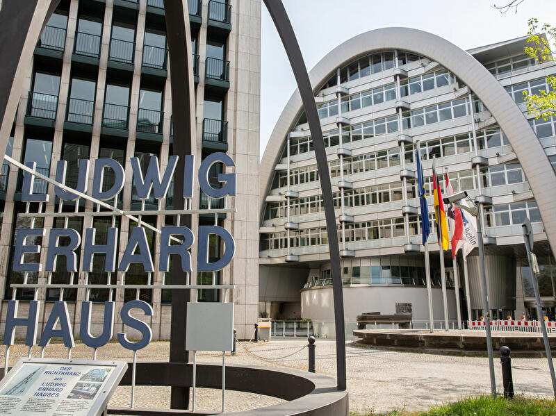 Haupteingang vom Ludwig-Erhard-Haus in der Hardenbergstraße.