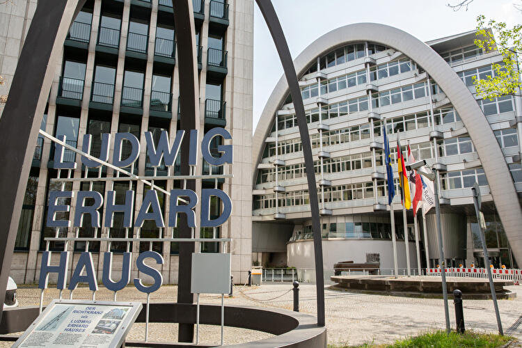 Haupteingang vom Ludwig-Erhard-Haus in der Hardenbergstraße.