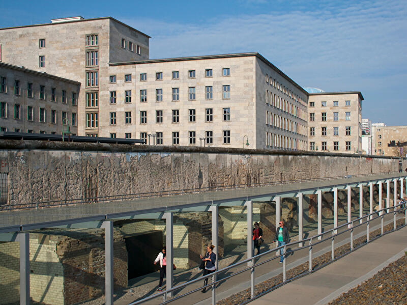 Blick auf die Ausstellung Topographie des Terrors, die Berliner Mauer und das Detlev-Rohwedder-Haus im Hintergrund.