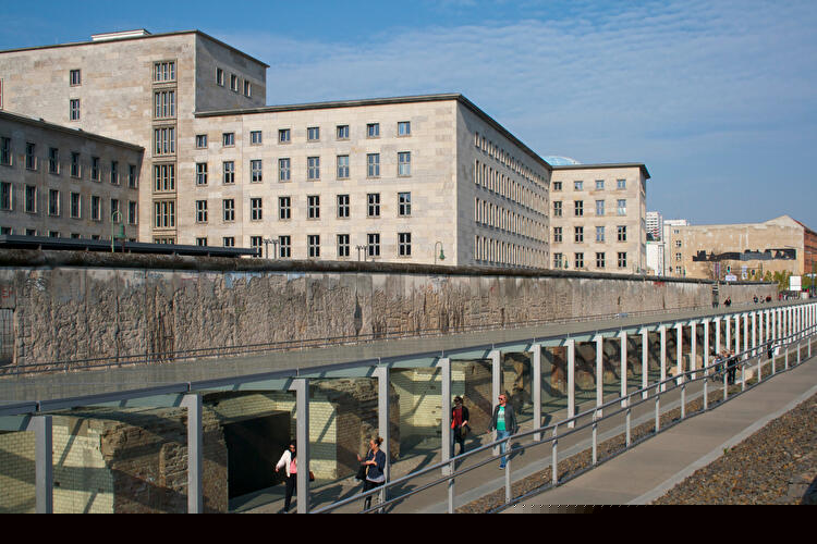 Blick auf die Ausstellung Topographie des Terrors, die Berliner Mauer und das Detlev-Rohwedder-Haus im Hintergrund.
