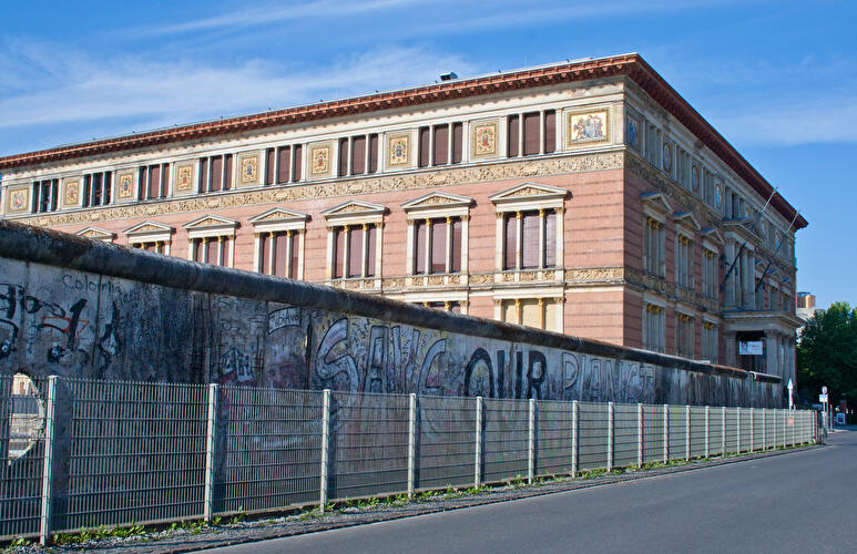 Topografie des Terrors mit Überresten der Berliner Mauer, mit dem Martin-Gropius-Bau im Hintergrund. 