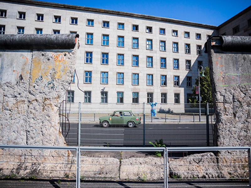 Blick auf das Bundesfinanzministerium durch ein Loch der Berliner Mauer