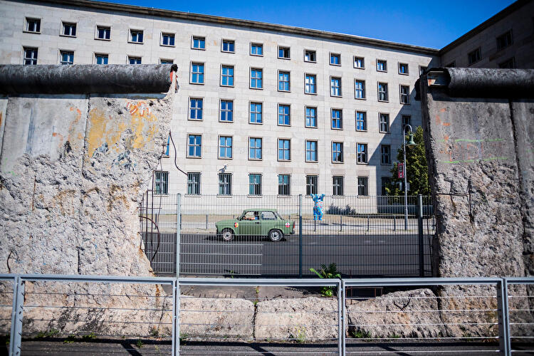Blick auf das Bundesfinanzministerium durch ein Loch der Berliner Mauer