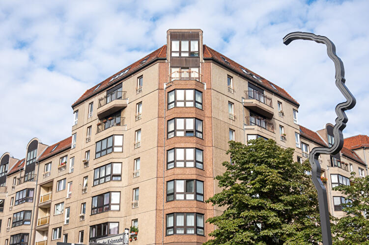 Plattenbau in der Wilhelmstraße mit dem Georg Elser Denkmal im Vordergrund