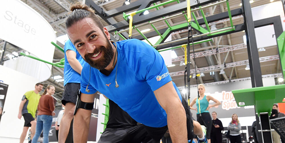 Mann auf der Sportmesse ISPO