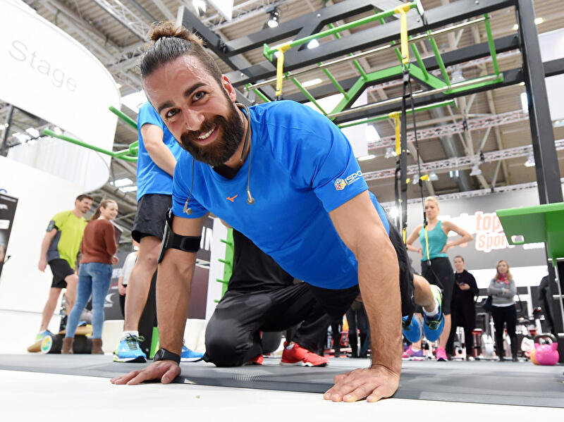 Mann auf der Sportmesse ISPO