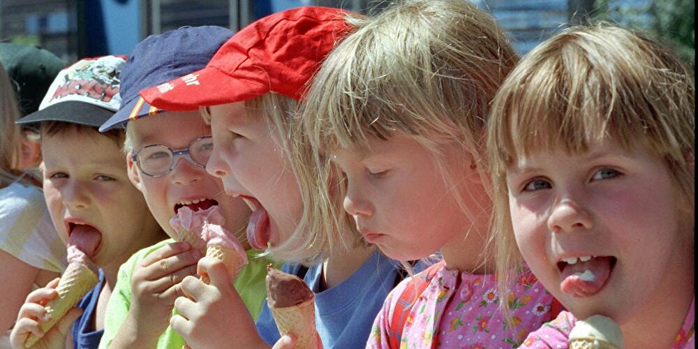 Kinder essen Eis