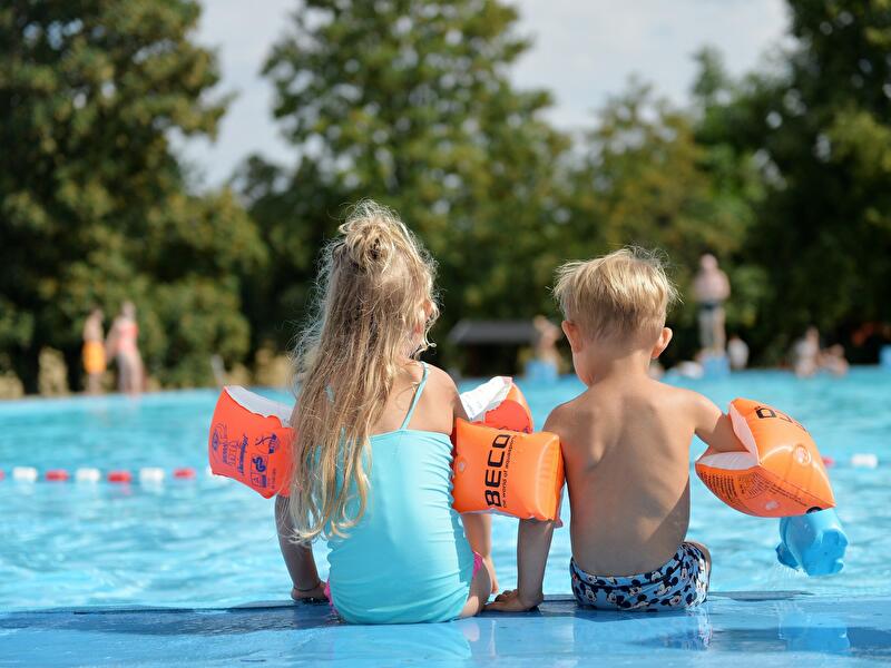Kinder im Freibad