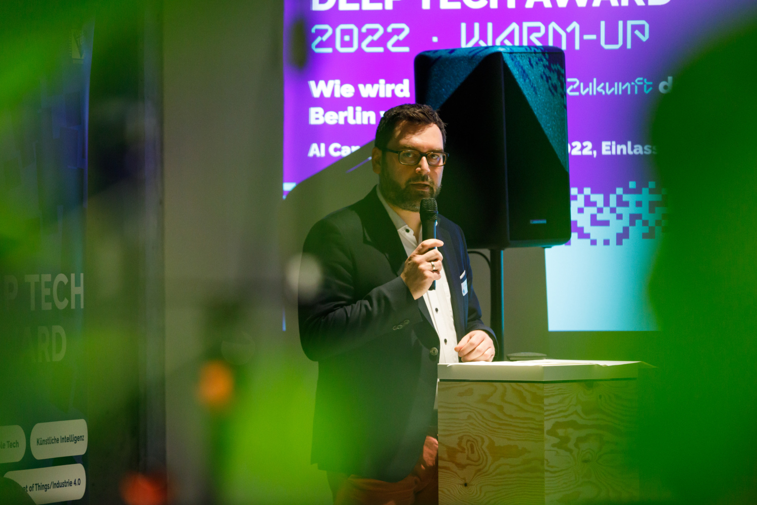 Sebastian Askar hält Rede mit Mikrofon