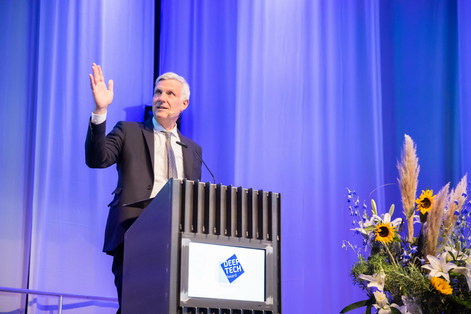 Senator Stephan Schwarz hält die Eröffnungsrede des Deep Tech Awards 2022