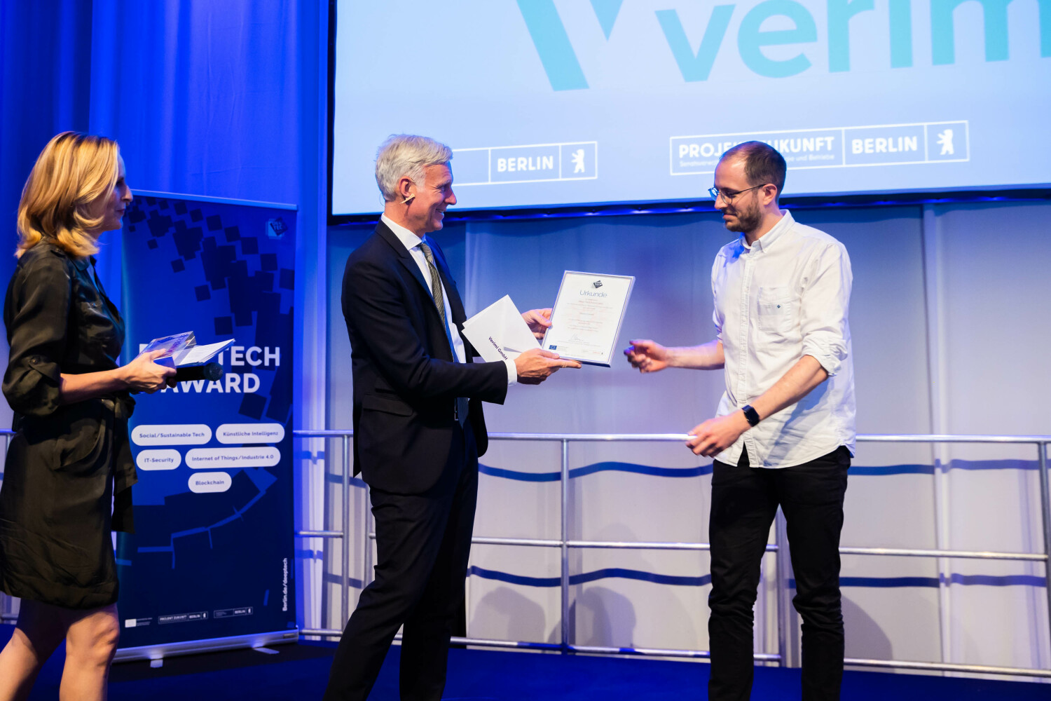 Verimi nimmt den Preis für IT-Security entgegen