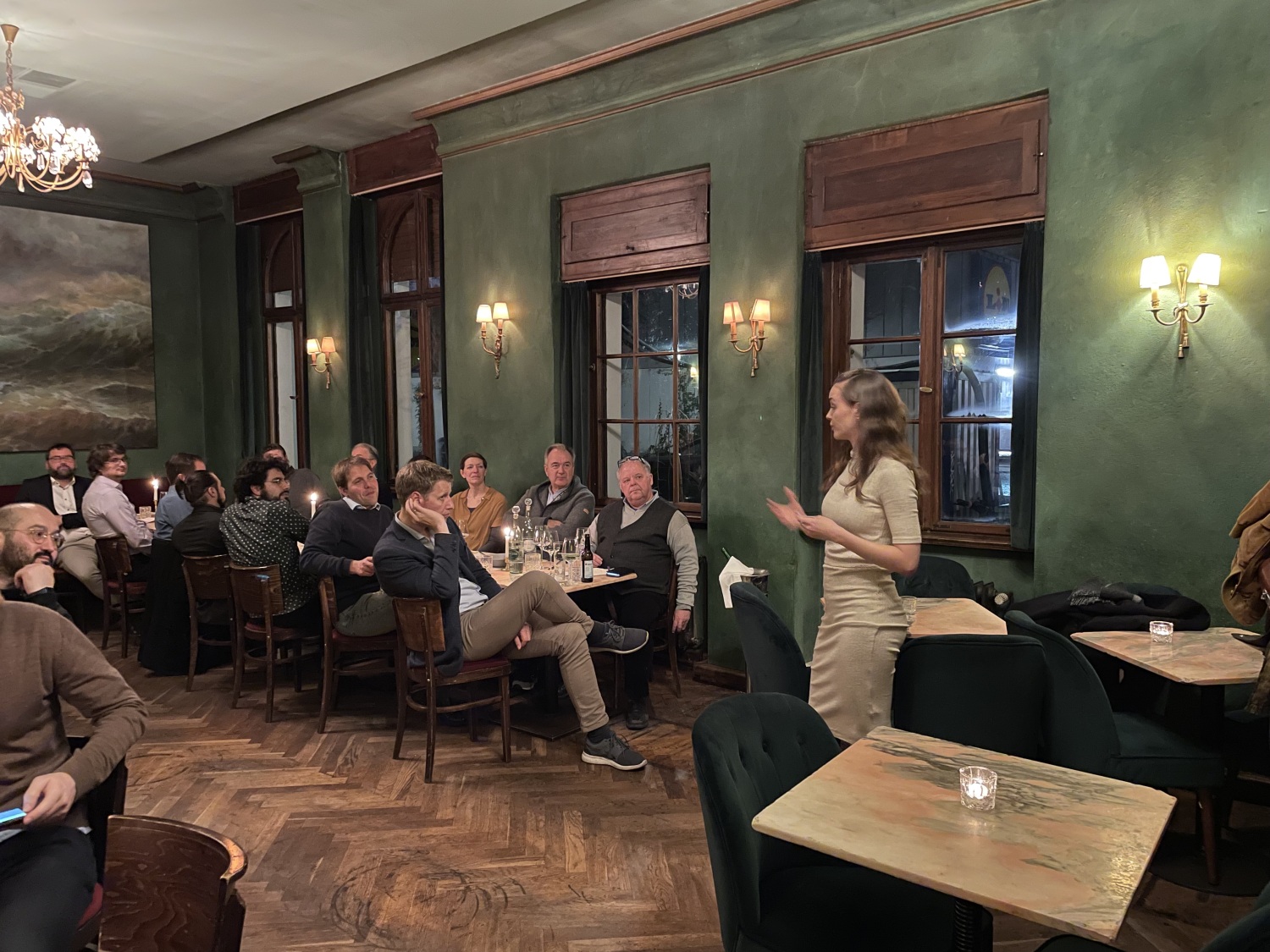 Gäste im Restaurant beim Deep Tech Dinner