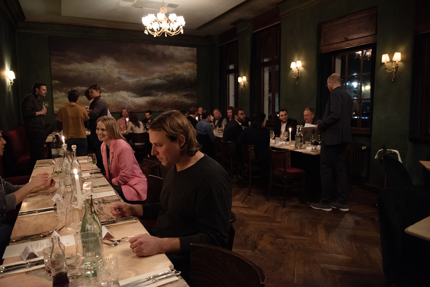 Menschen sitzen an Tischen