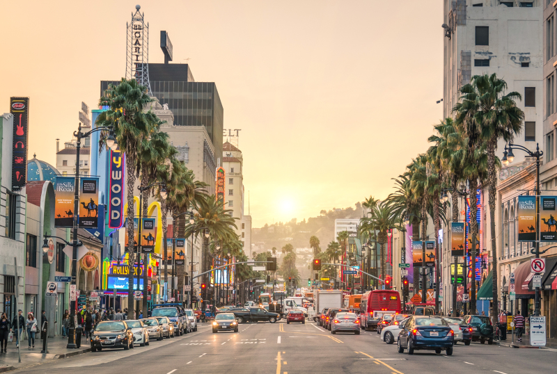 Los Angeles: Blick auf den Hollywood Boulevard bei Sonnenuntergang