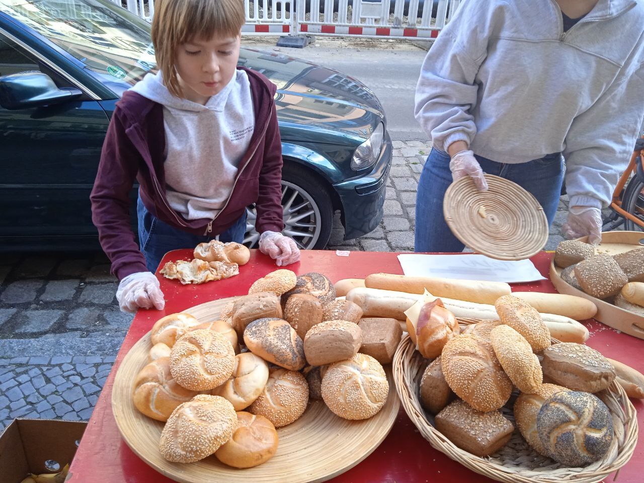Gerettetes Brot wird vom LMP Kulturlabor TrialError an die Nachbarschaft verteilt