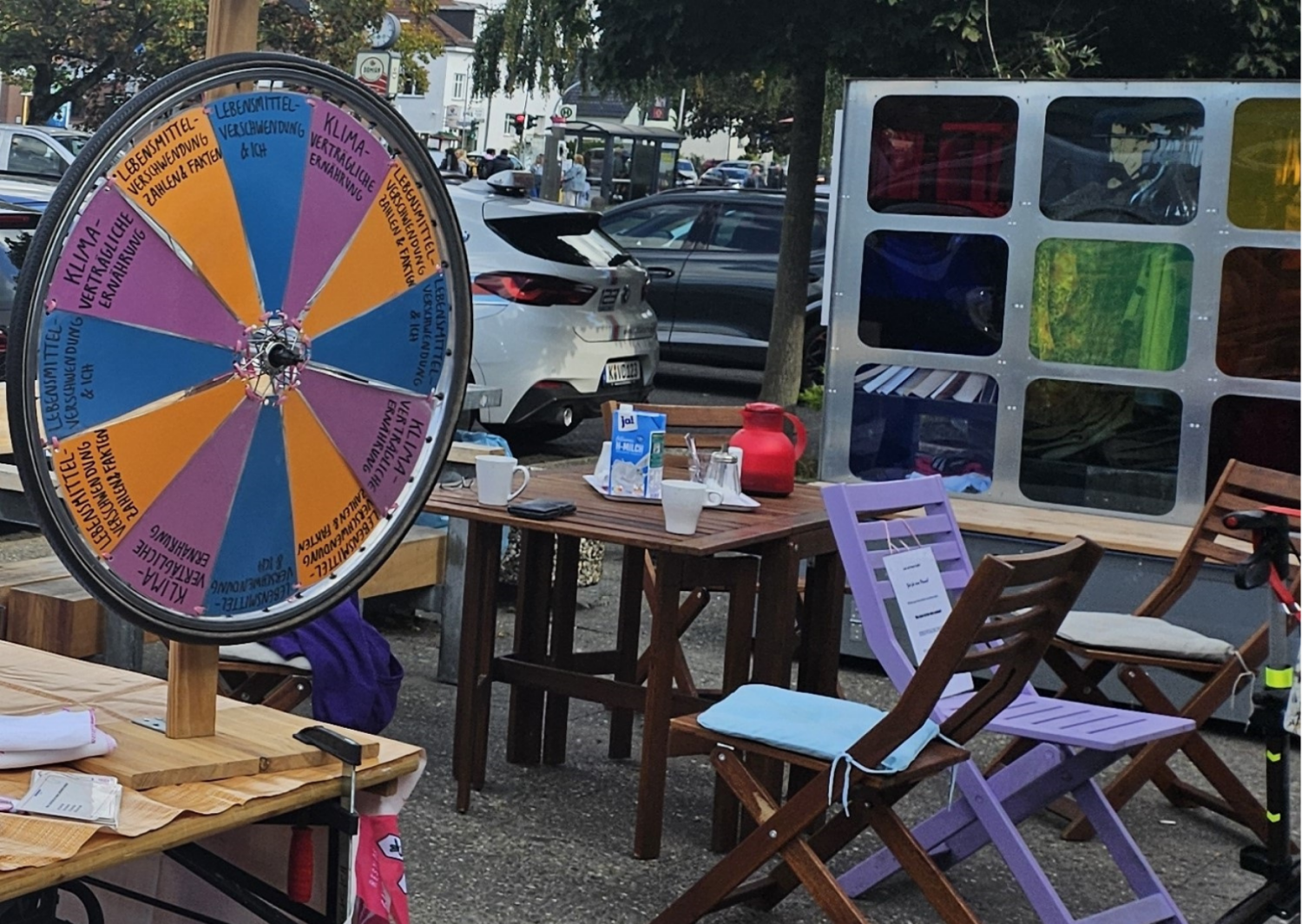 Quizrad auf einem Tisch, daneben ein Tisch mit mehreren Stühlen