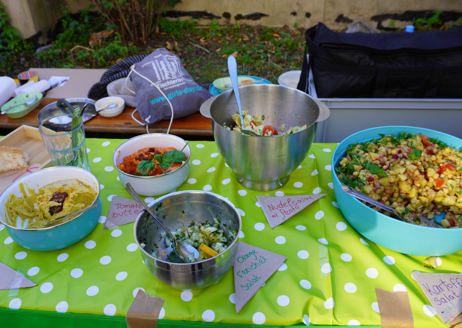Buffet mit mehreren Schüsseln gefüllt mit Lebensmitteln und Salaten