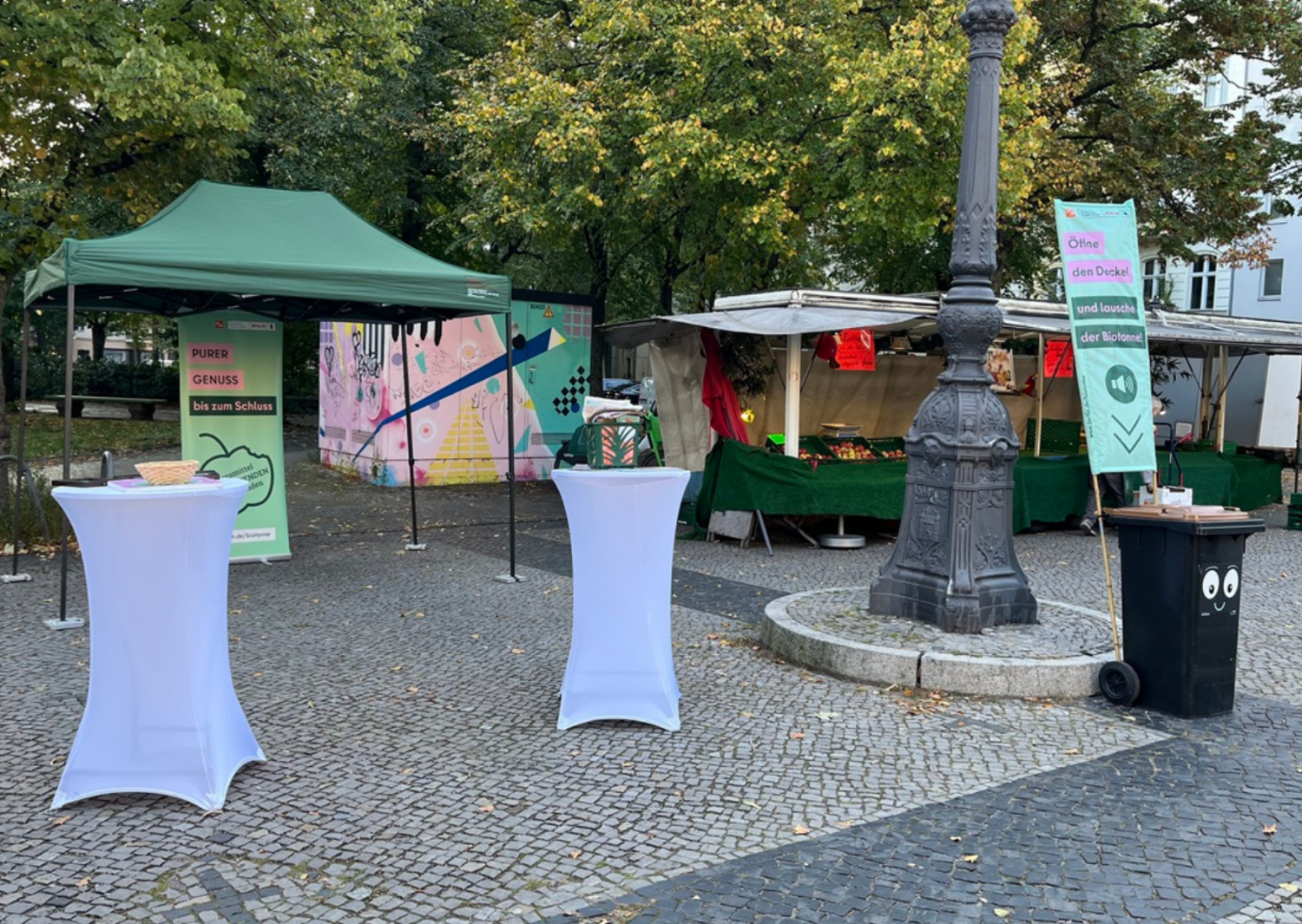 Markstände davor zwei Stehtische