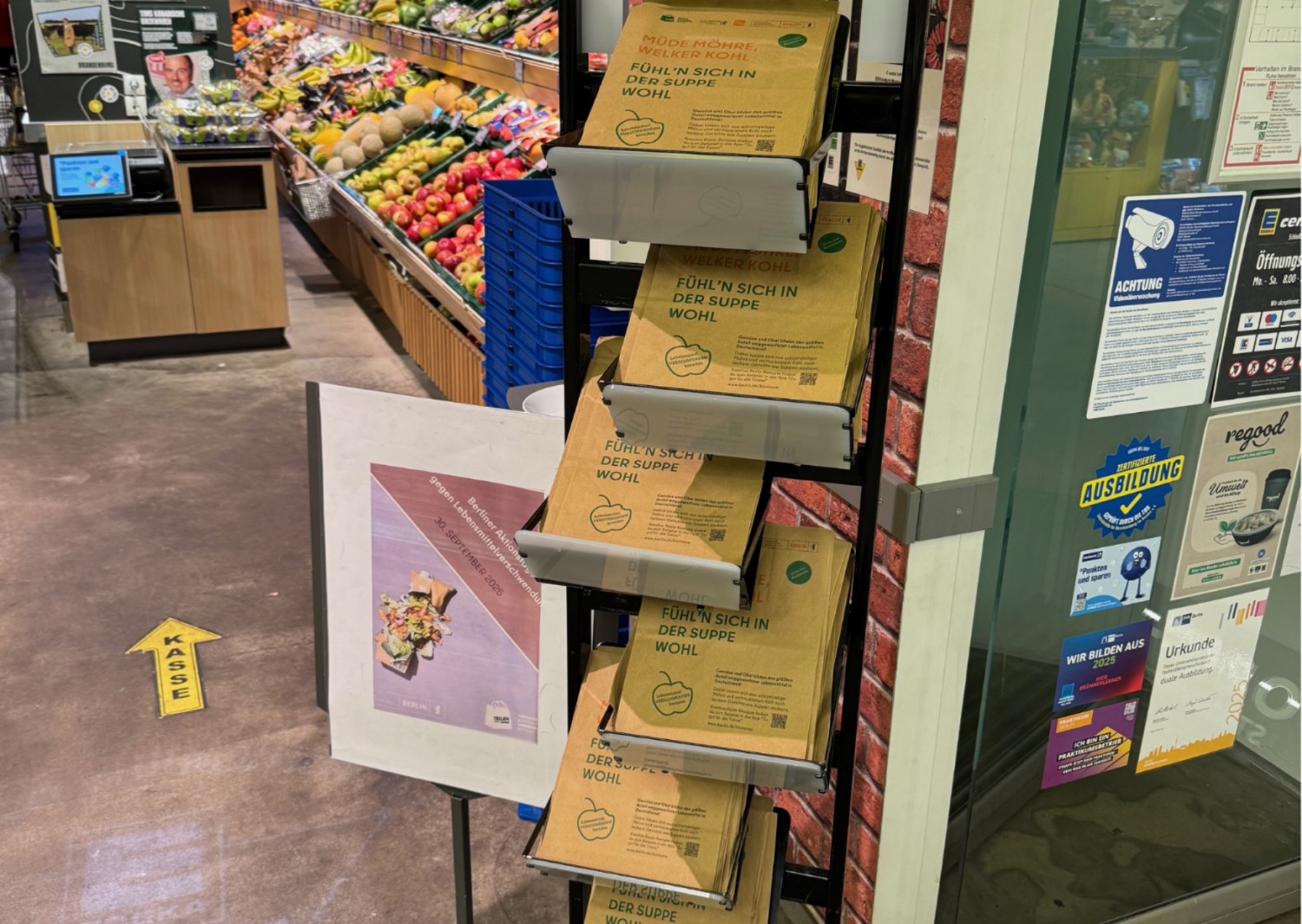 Regal mit Rettertüten in einem Supermarkt