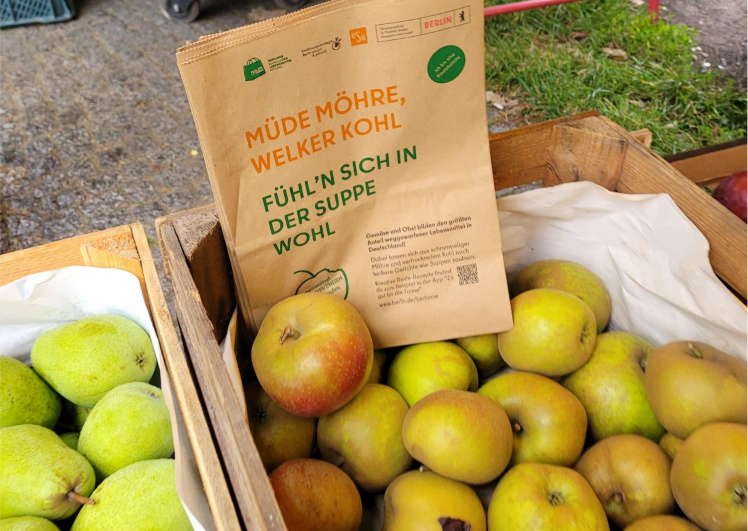 Rettertüte in einer Kiste mit Äpfeln auf einem Wochenmarkt