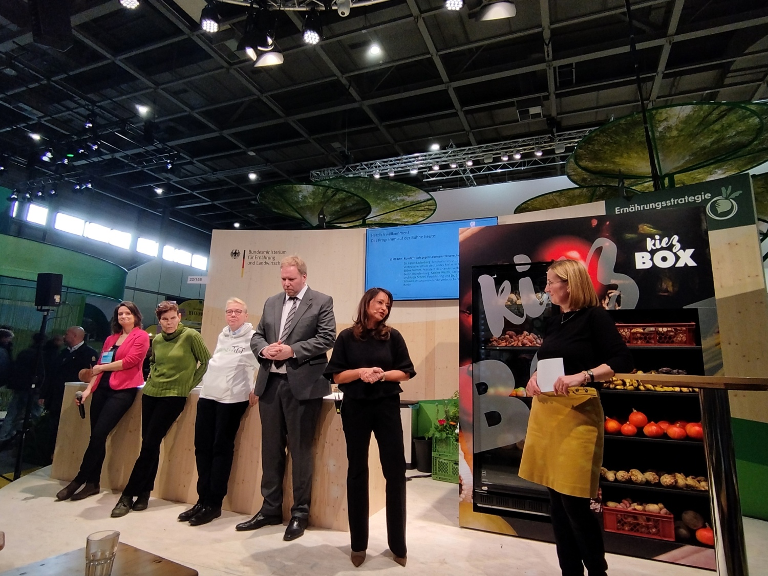 Senatorin Badenberg mit mehreren Personen bei einer Pressekonferenz zur Vorstellung der Kiezbox während der Grünen Woche