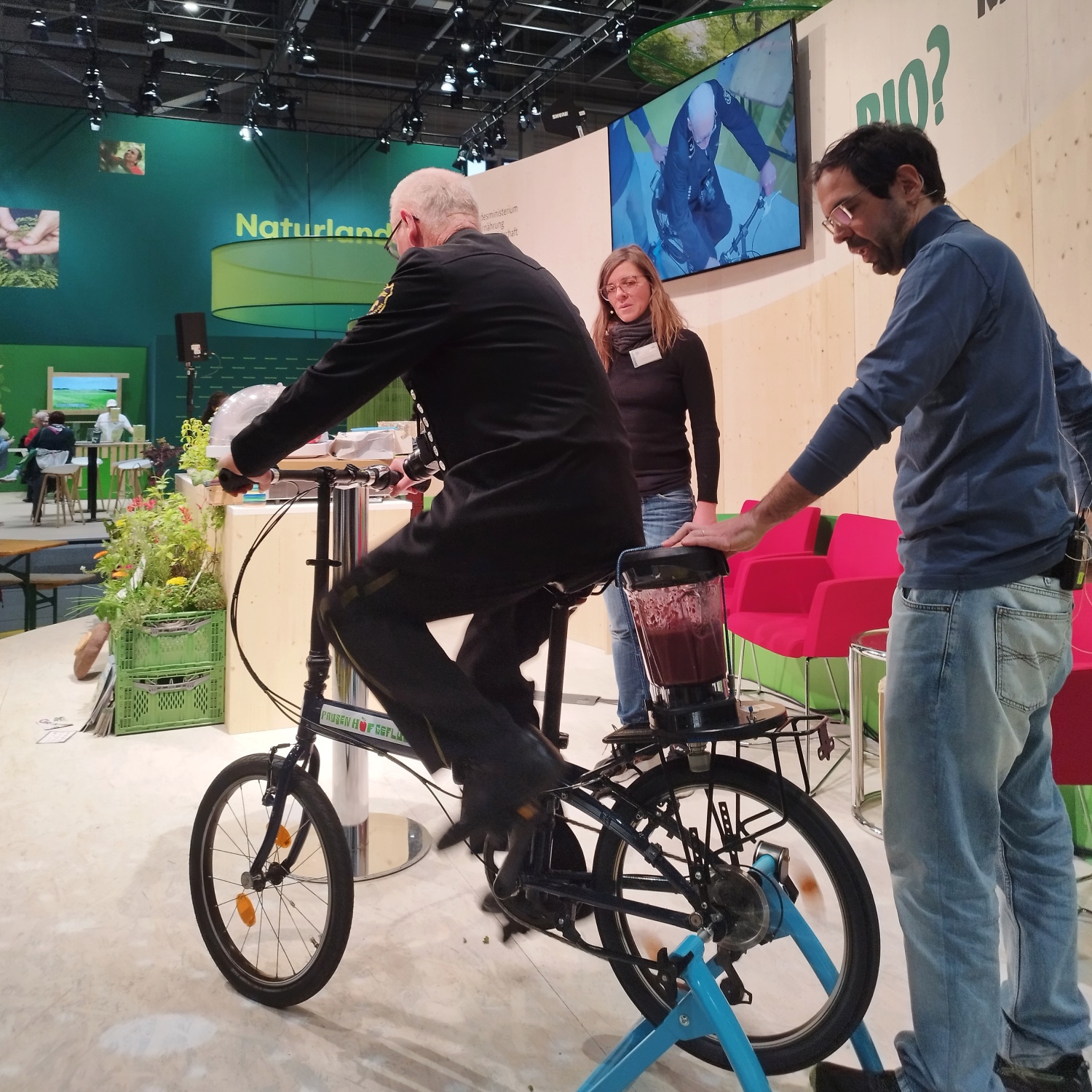 Ein Messebesucher auf einem Smoothie-Bike