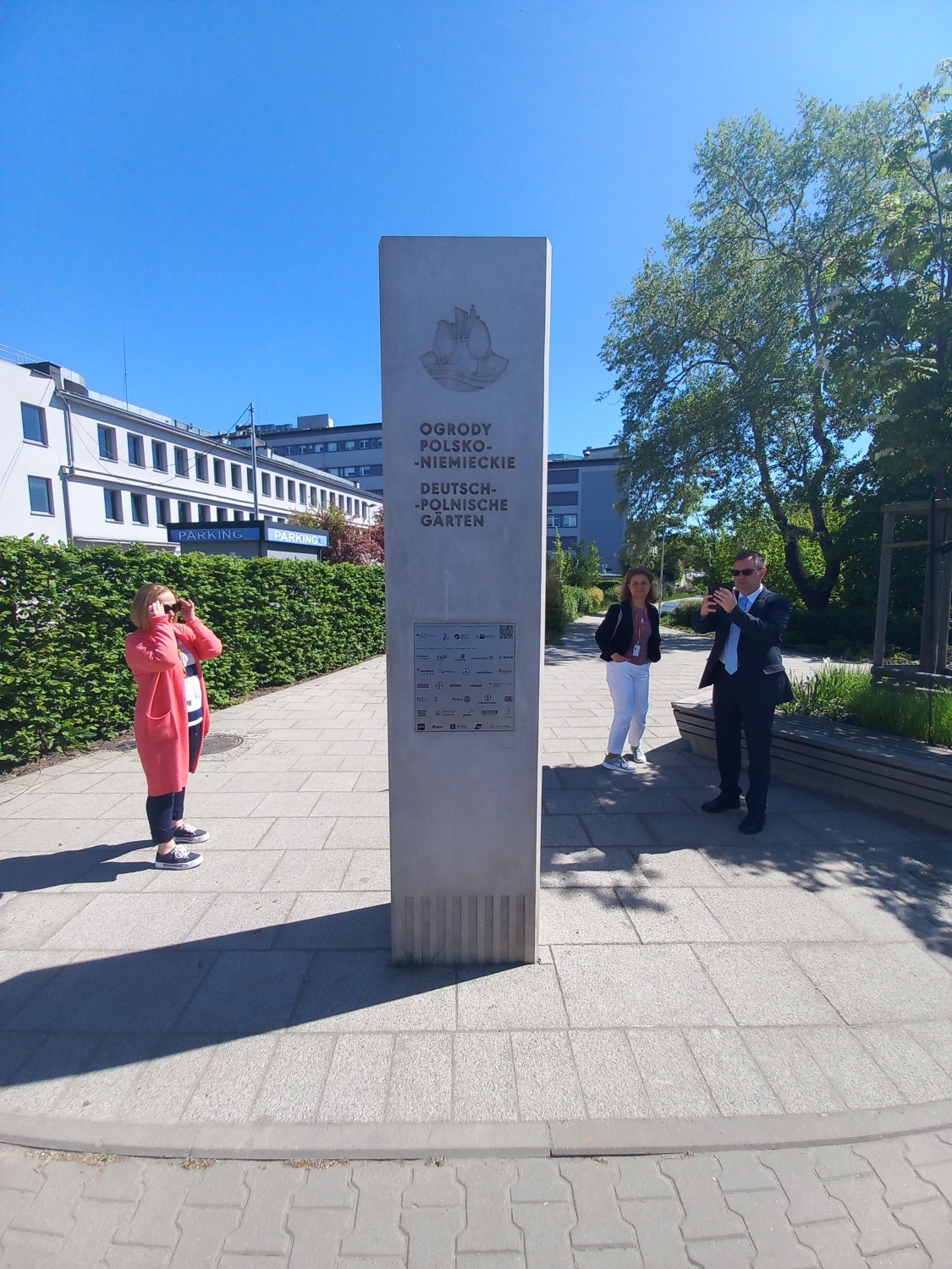 Stele am Eingang der deutsch-polnischen Gärten