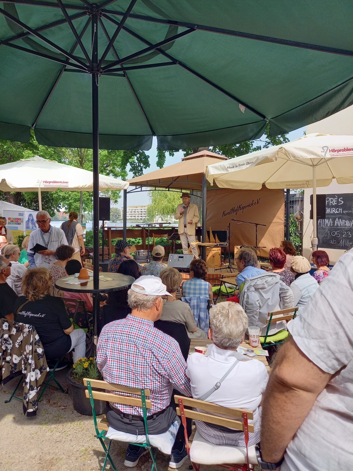 Besuchende des APRÈS CHURCHspezial