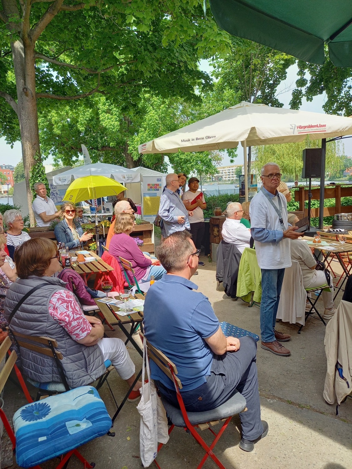 Besuchende des APRÈS CHURCHspezial